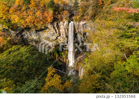紅葉に囲まれた華厳の滝 132953568