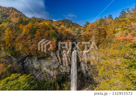 紅葉に囲まれた華厳の滝 紅葉に囲まれた華厳の滝 132953572