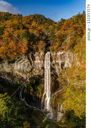 紅葉に囲まれた華厳の滝 紅葉に囲まれた華厳の滝 132953574