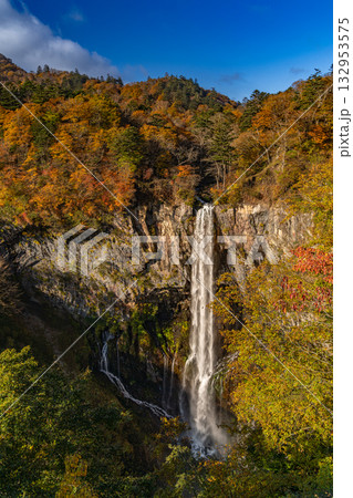 紅葉に囲まれた華厳の滝 132953575