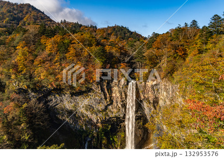 紅葉に囲まれた華厳の滝 132953576