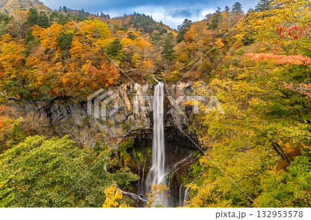 紅葉に囲まれた華厳の滝 132953578