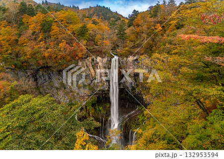紅葉に囲まれた華厳の滝 紅葉に囲まれた華厳の滝 132953594