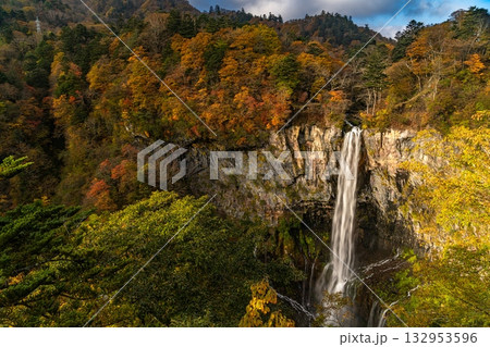 紅葉に囲まれた華厳の滝 132953596