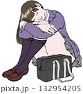 目を閉じて微笑む体育座りの女子高生_影無し 132954205