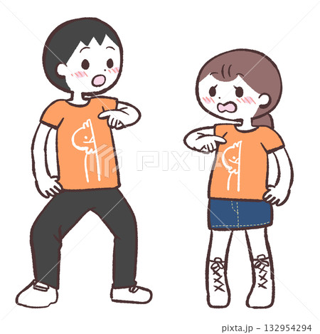 同じ服に驚く男女のイラスト 同じ服に驚く男女のイラスト 132954294