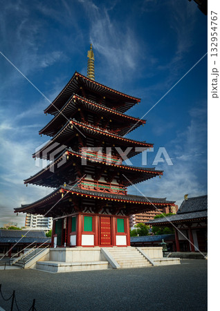 青空に映える五重塔 132954767