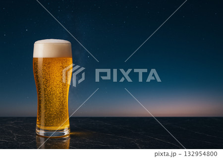 グラスに注がれた生ビールと夜明け前の星空の背景　コピースペースあり 132954800