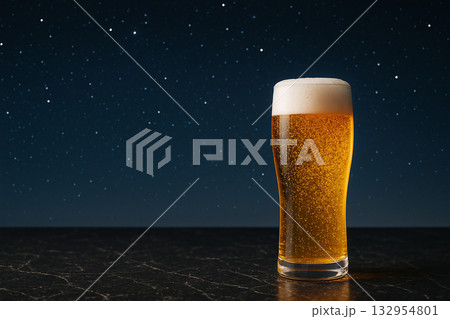 星空とグラスに注がれた生ビール　キャンペーン 132954801