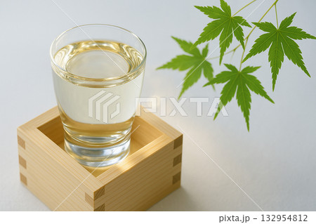 日本酒と枡酒 青もみじ 古酒 日本酒と枡酒 青もみじ 古酒 132954812