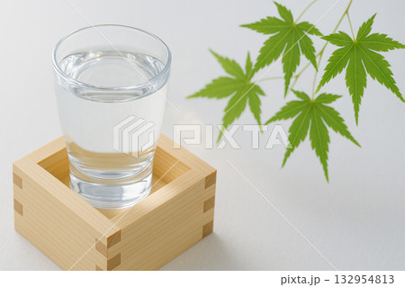 升に入ったお酒と青もみじ 升に入ったお酒と青もみじ 132954813