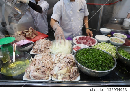 フォーの店のキッチン 132954958