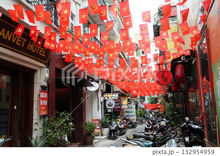 ベトナム国旗だらけのハノイストリート 132954959