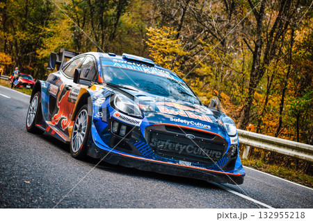 一般道を走るWRCのレーシングカー 132955218