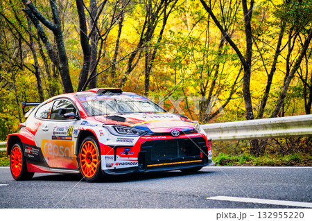 一般道を走るWRCのレーシングカー 132955220