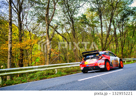 一般道を走るWRCのレーシングカー 一般道を走るWRCのレーシングカー 132955221