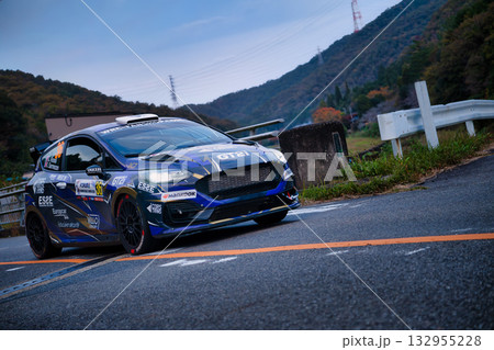 一般道を走るWRCのレーシングカー 一般道を走るWRCのレーシングカー 132955228