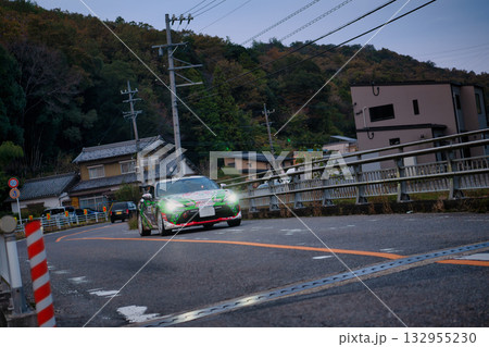 一般道を走るWRCのレーシングカー 132955230