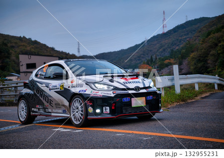 一般道を走るWRCのレーシングカー 132955231