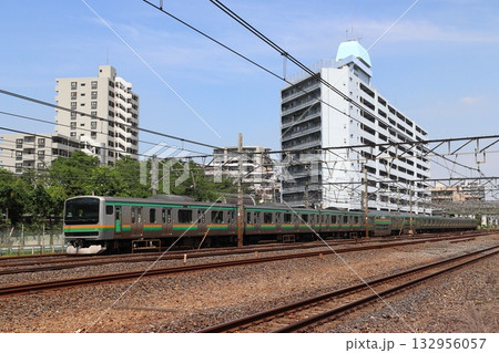 川口駅北側の渡り線を通過する湘南新宿ライン（埼玉県川口市） 132956057