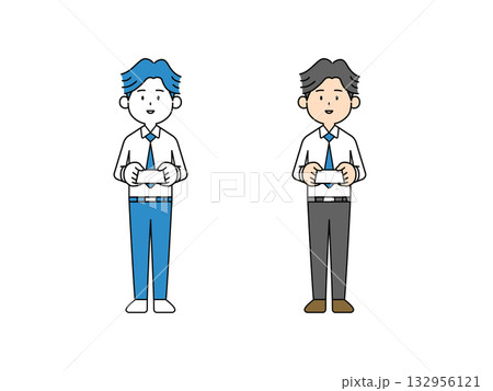 名刺を渡すスーツ姿の男性 132956121