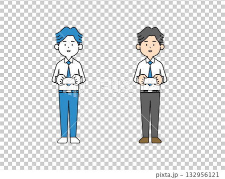 名刺を渡すスーツ姿の男性 132956121