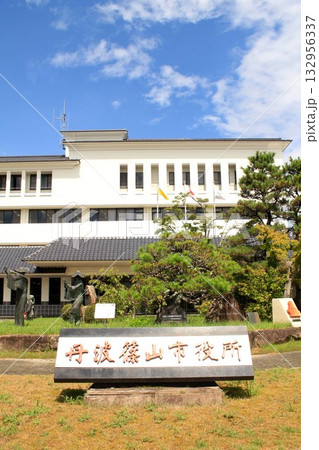 丹波篠山市役所 132956337