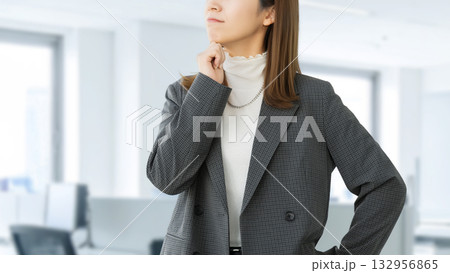 考えごとをする女性・ビジネスウーマン 考えごとをする女性・ビジネスウーマン 132956865
