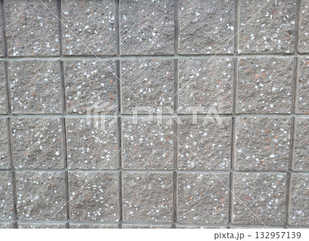 建築素材 白とオレンジの砕石が入ったブロック壁のシームレスなテクスチャ 建築素材 白とオレンジの砕石が入ったブロック壁のシームレスなテクスチャ 132957139