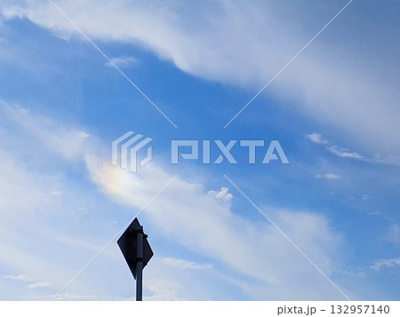 秋の青空に現れた虹色の光の帯 幸運の兆しとされる彩雲 132957140