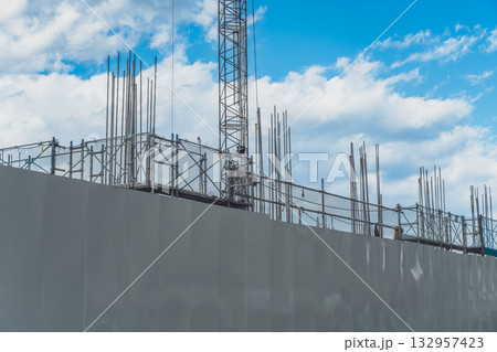 青空の建設現場と鉄筋工事 青空の建設現場と鉄筋工事 132957423
