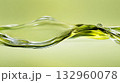ライトグリーン背景に流れる抽象的な液体の波 132960078