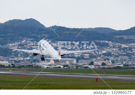 テイクオフして上昇するJAL機 テイクオフして上昇するJAL機 132960177