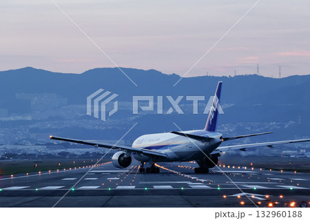 夕暮れ｜滑走路と飛行機 132960188