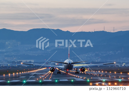 伊丹空港から離陸する飛行機｜夕暮れ 132960710