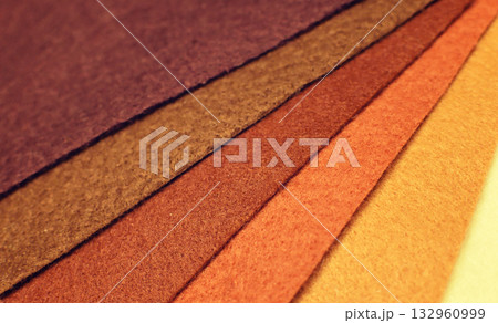 折り重なった暖色のフェルト生地のグラデーション　クローズアップ　手芸　裁縫　布　ハンドメイド 132960999