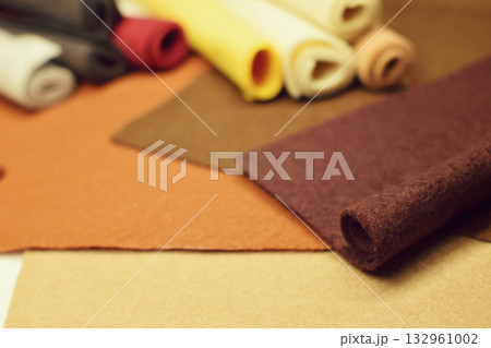 巻かれた暖色のフェルト生地のクローズアップ　手芸　裁縫　布　ハンドメイド 132961002