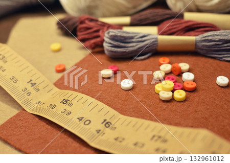おしゃれでかわいい手芸用品　ハンドメイド　小さなボタンと刺繍糸　紙のメジャー　フェルト生地 132961012