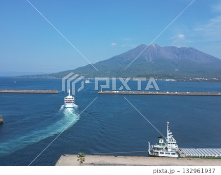 桜島に向かって鹿児島港を出港する桜島フェリー 132961937