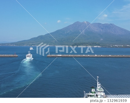 桜島に向かって鹿児島港を出港する桜島フェリー 桜島に向かって鹿児島港を出港する桜島フェリー 132961939