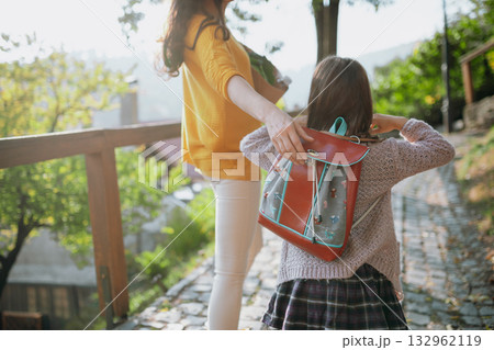 Parent walking child to school on first day, holding hands. 132962119