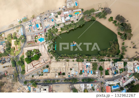 View of the Huacachina oasis in Ica. 132962267