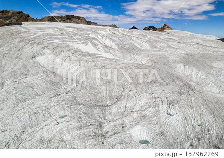 Aerial view of the Pastoruri Glacier, Ancash. 132962269