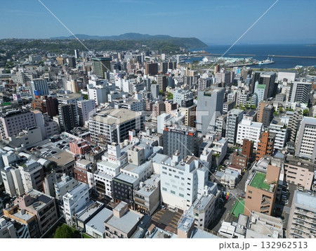 鹿児島中心部から鹿児島港、錦江湾方面の空撮 132962513