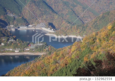 奥多摩湖に映り込む紅葉 (山の頂から撮影) 奥多摩湖に映り込む紅葉 (山の頂から撮影) 132962554
