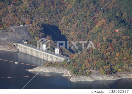 奥多摩湖に映り込む紅葉　（山の頂から撮影） 132962557