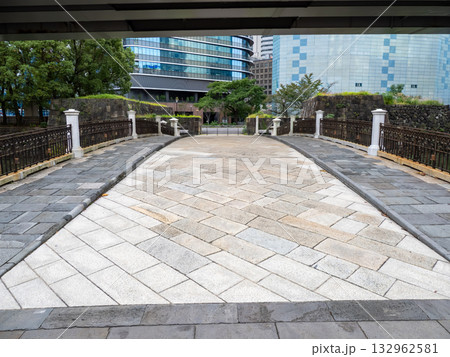 日本橋川の上を通る首都高速道路・日本橋川に架かる常磐橋・国指定史跡「常盤橋門跡」 132962581