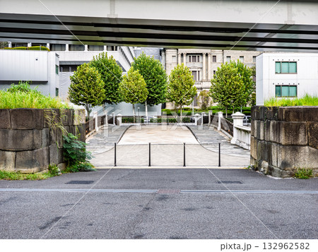 日本橋川の上を通る首都高速道路・日本橋川に架かる常磐橋・国指定史跡「常盤橋門跡」 日本橋川の上を通る首都高速道路・日本橋川に架かる常磐橋・国指定史跡「常盤橋門跡」 132962582