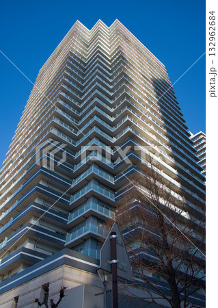 青空にそびえる高層マンションの外観 青空にそびえる高層マンションの外観 132962684