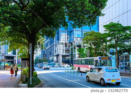 福岡市中央区天神の明治通りと渡辺通り　天神の交差点　ワンビルと福岡PARCO 132962770
